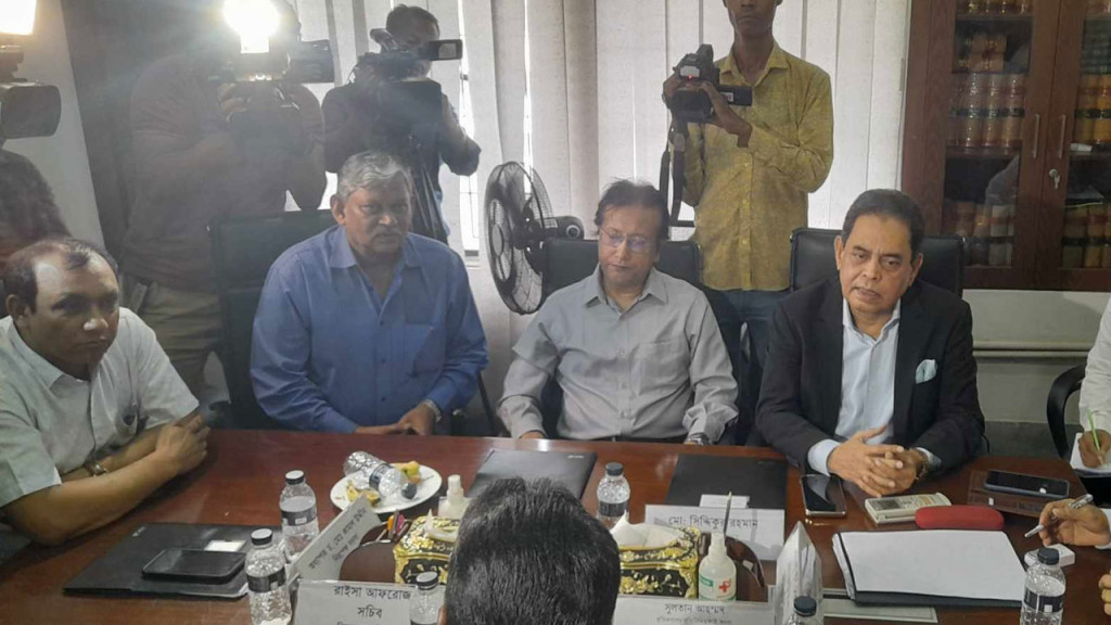 পোশাক শ্রমিকদের ‘ভাগ্য নির্ধারণী’ সভা চলছে, বাইরে বিক্ষোভ