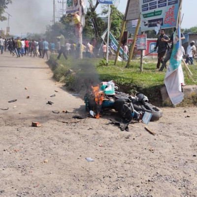 বগুড়ায় অবরোধে ৩ মোটরসাইকেলে আগুন, গাড়ি ভাঙচুর