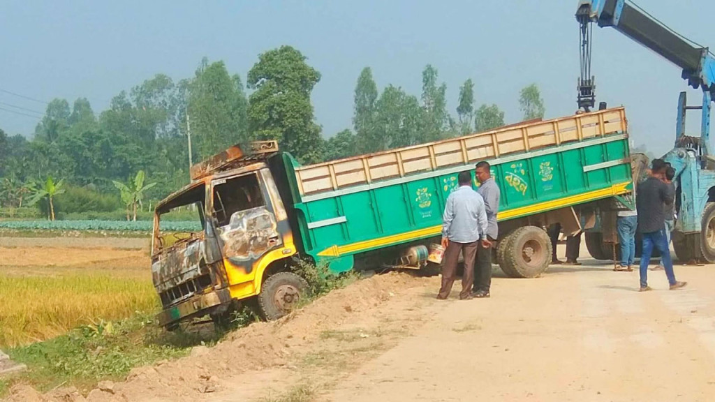 পেট্রল বোমায় পুড়লেন ট্রাকচালক আরিফুল