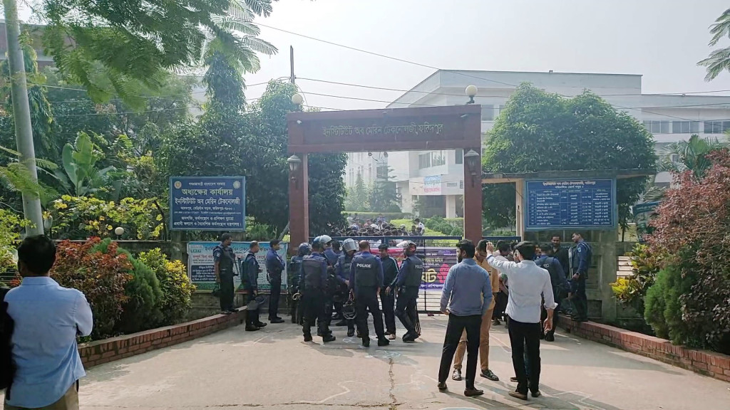 মেরিন টেকনোলজির অধ্যক্ষকে পাঁচ ঘণ্টা অবরুদ্ধ করে রাখল ছাত্ররা