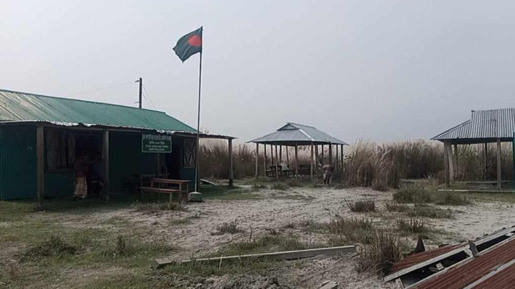 শিক্ষক ৩ ও শিক্ষার্থী ৪৫ জন, বিদ্যালয়ে আসেন না কেউই