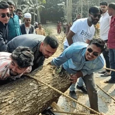 নিজ হাতে গাছ সরিয়ে অ্যাম্বুলেন্সের পথ করে দিলেন মাশরাফী