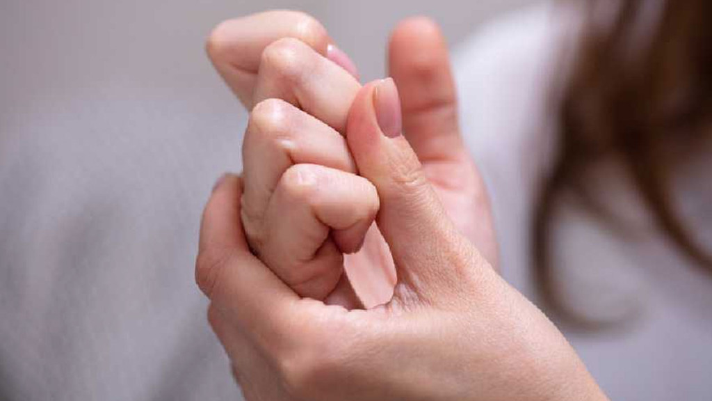 আঙুল ‘ফোটালে’ শরীরের লাভ না ক্ষতি?