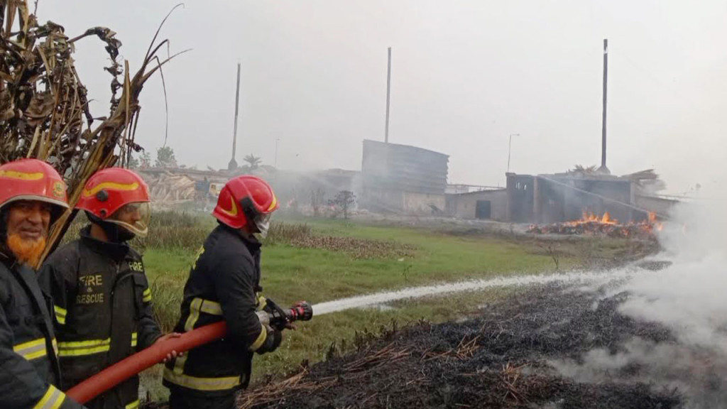 খুলনায় কার্বন ফ্যাক্টরিতে আগুন