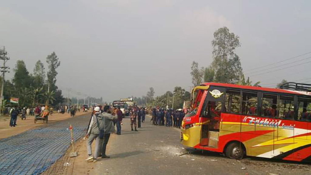 পলাশবাড়ীতে বাস-ট্রাক ভাঙচুর, ৩০০ জনের বিরুদ্ধে মামলা