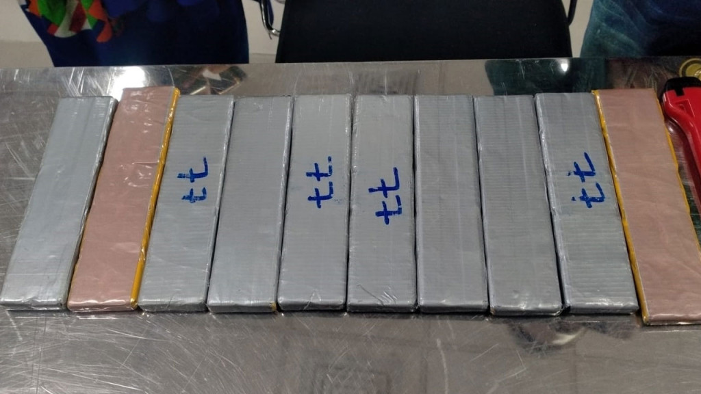 ওসমানী বিমানবন্দরে ৩০ কেজি স্বর্ণের চালান আটক