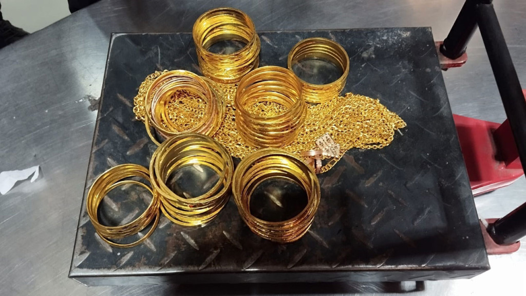 চট্টগ্রামে বিমানের সিটের নিচে মিলল সাড়ে ৪ কেজি সোনা