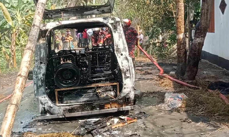 নড়াইলে চাকায় কলাই গাছ পেঁচিয়ে আগুন লেগে গাড়ি পুড়ে ছাই