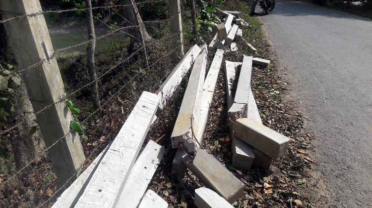 ১৪৪ ধারা অমান্য করে নড়াইলে সীমানা পিলার ভেঙ্গে দিয়েছে প্রতিপক্ষরা