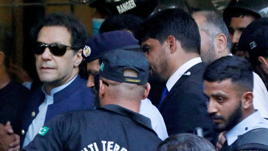 নিষিদ্ধ হওয়ার ঝুঁকিতে ইমরানের পিটিআই