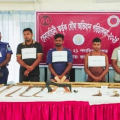 সেনাবাহিনীর অভিযানে নড়াইলে অস্ত্রসহ ৪ জন গ্রেফতার