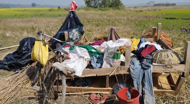 নড়াইলে বসতবাড়ি ভাঙচুর-অগ্নিসংযোগ, খোলা আকাশের নিচে ২ পরিবার