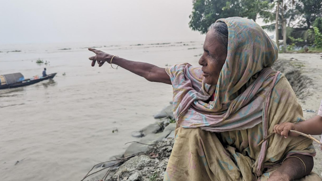 যাদের টাকা ছিল হেরা ঘর ভাইঙা লইয়া গেছে, আমাদের টাকা নাই কই যাব?