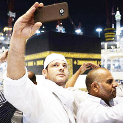 মসজিদে নববী-কাবাতে ছবি তুলতে ব্যস্ত মুসল্লিরা, বিরক্ত কাবার ইমাম