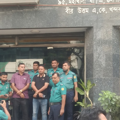 মহাখালী খাজা টাওয়ারে কাউকে ঢুকতে দিচ্ছে না পুলিশ