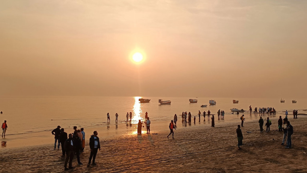 বছরের শেষ দিনও পর্যটক নেই কুয়াকাটায়