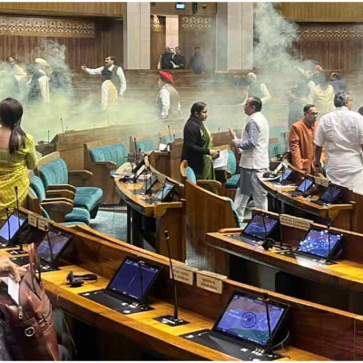 ভারতের সংসদে দুই যুবকের অতর্কিত হামলা, আতঙ্কে পালালেন এমপিরা