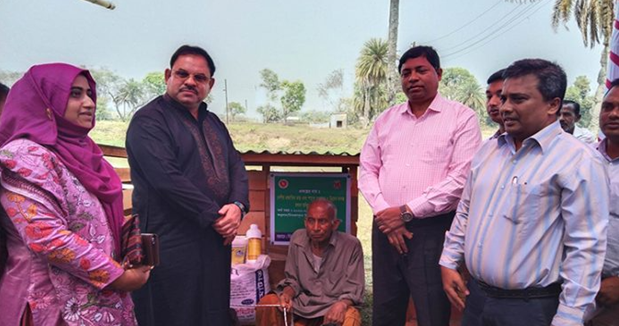 নড়াইলে দরিদ্র জেলেদের মাঝে ছাগল ও বেড়জাল বিতরণ