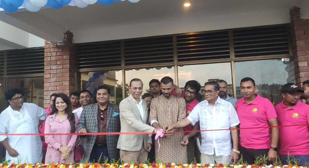 নড়াইলে ফিটনেস সেন্টারের উদ্বোধন করলেন মাশরাফী