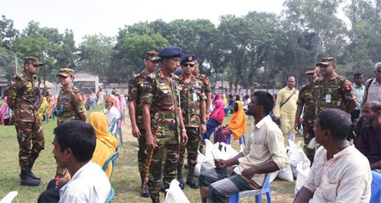 সেনাবাহিনীর পক্ষ হতে ঈদ উপহার বিতরণ