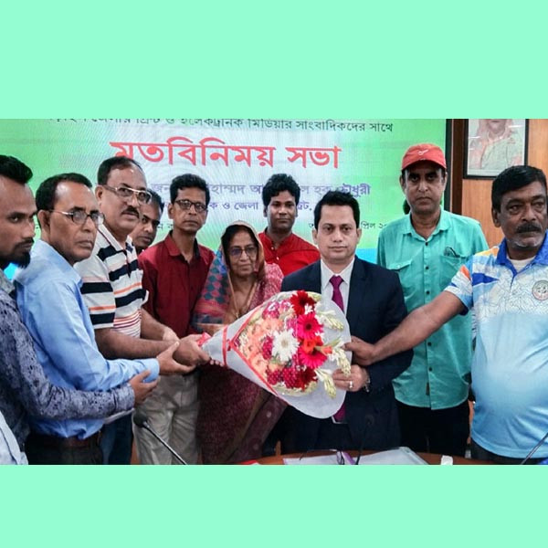 নড়াইলে সাংবাদিকদের সঙ্গে নতুন ডিসির মতবিনিময়