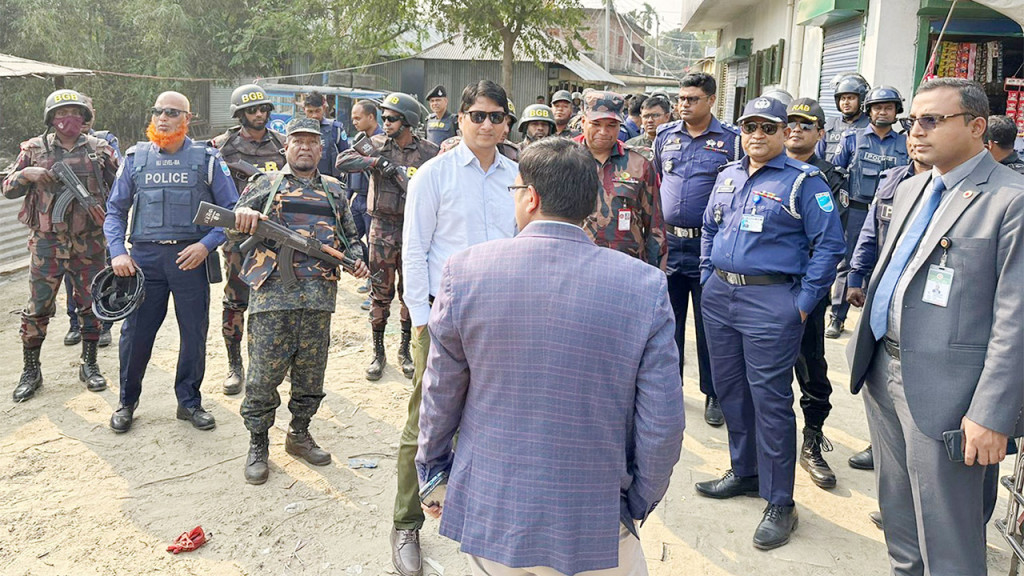 রায়পুরার বিভিন্ন এলাকায় যৌথ বাহিনীর অভিযান