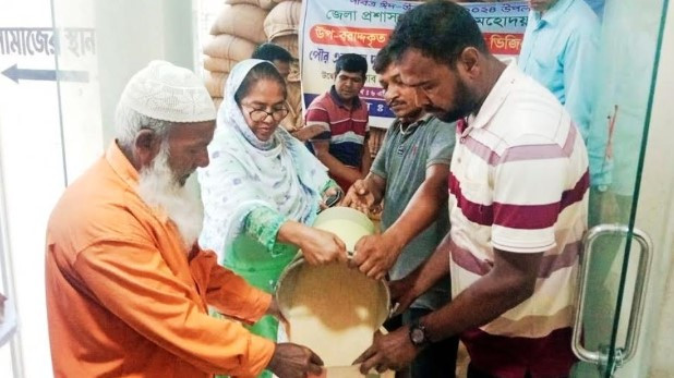 নড়াইলে ভিজিএফের চাল বিতরণ কর্মসূচি