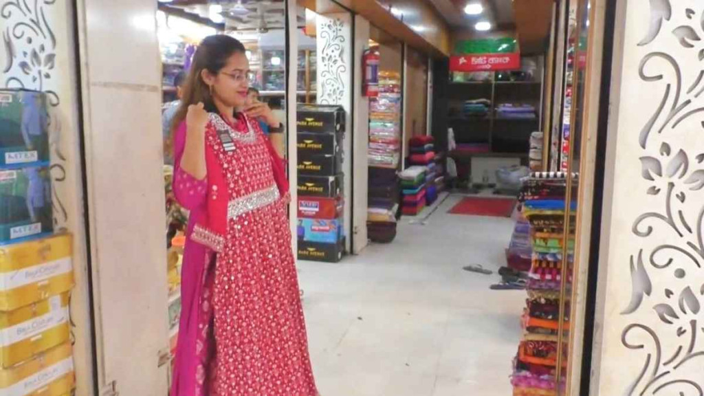 নড়াইলে শেষ মুহূর্তে জমে উঠেছে ঈদবাজার