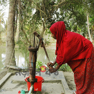 টিউবওয়েলে পানি উঠছে না,  নড়াইলে ১টি গ্রামে ৬৫ পরিবার চরম সংকটে!
