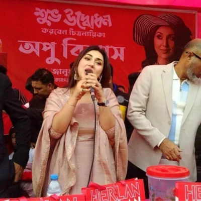 নড়াইলে ‘হারল্যান স্টোর’ উদ্বোধন করলেন চিত্রনায়িকা অপু বিশ্বাস
