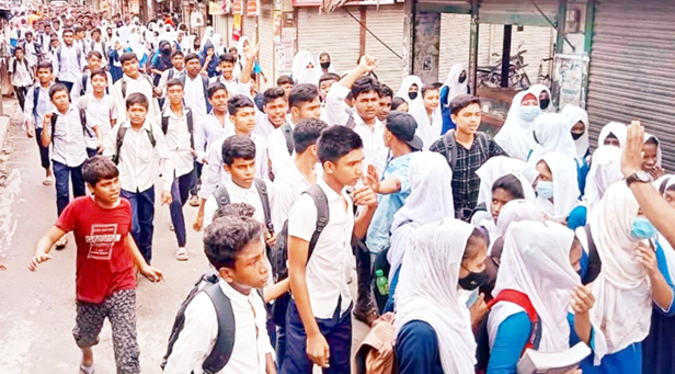 নড়াইলে ক্লাস বর্জন করে শিক্ষার্র্থীদের বিক্ষোভ