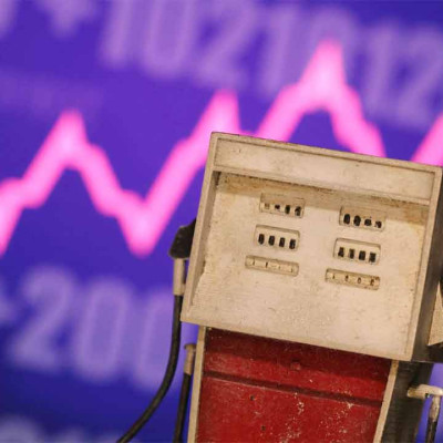 ইসরায়েলে ইরানের হামলার ধাক্কায় তেলের বাজারে মন্দা