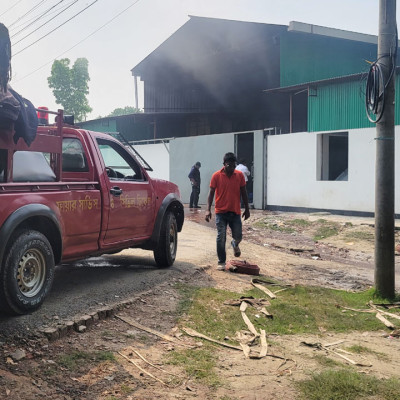 ৩ ঘণ্টা পর স্কয়ারের গোডাউনের আগুন নিয়ন্ত্রণে