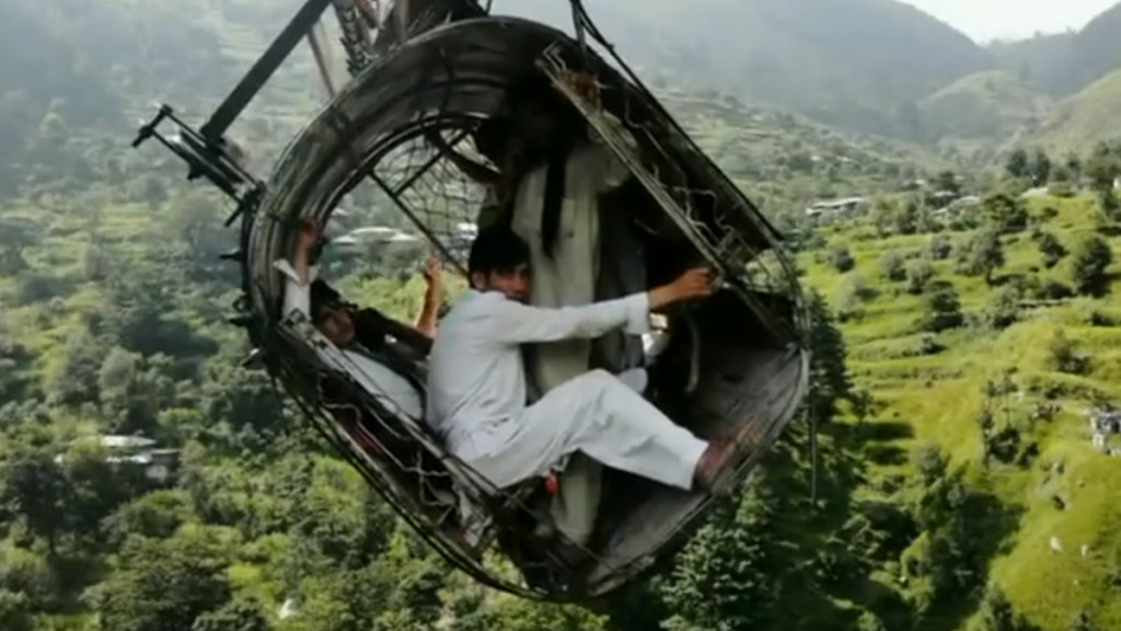 যেভাবে ৯০০ ফুট উচ্চতায় ক্যাবল কারে আটকে ছিলেন আটজন