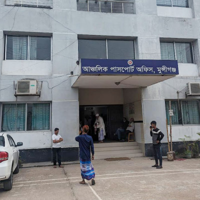 দালাল রাসেলদের দখলে মুন্সীগঞ্জ পাসপোর্ট অফিস