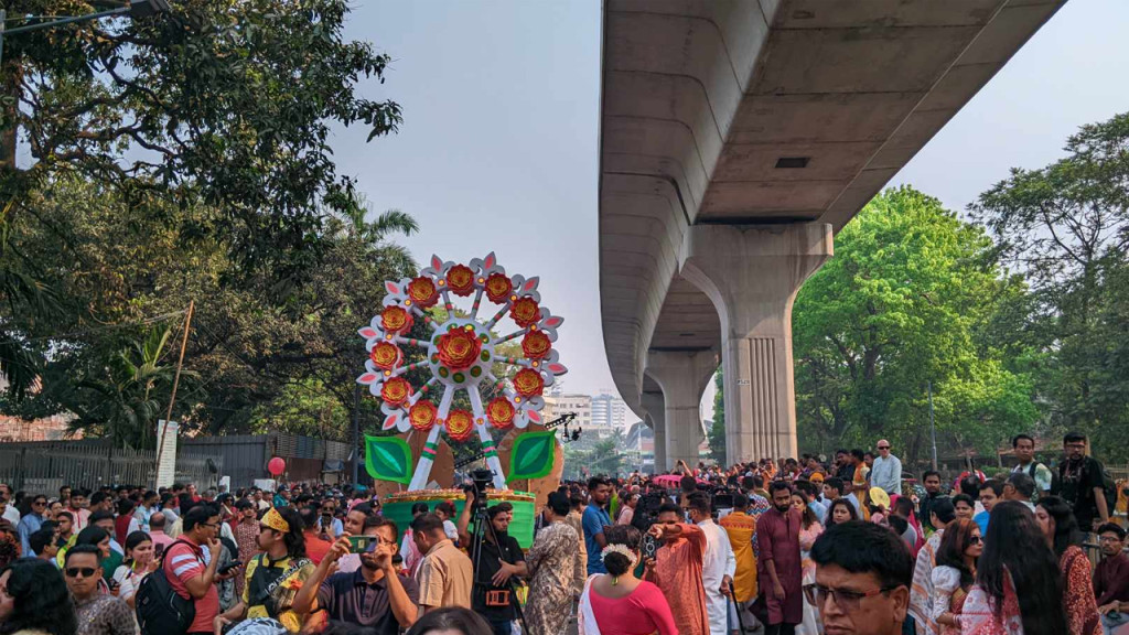 ঢাক-ঢোলে মেতেছে মঙ্গল শোভাযাত্রা