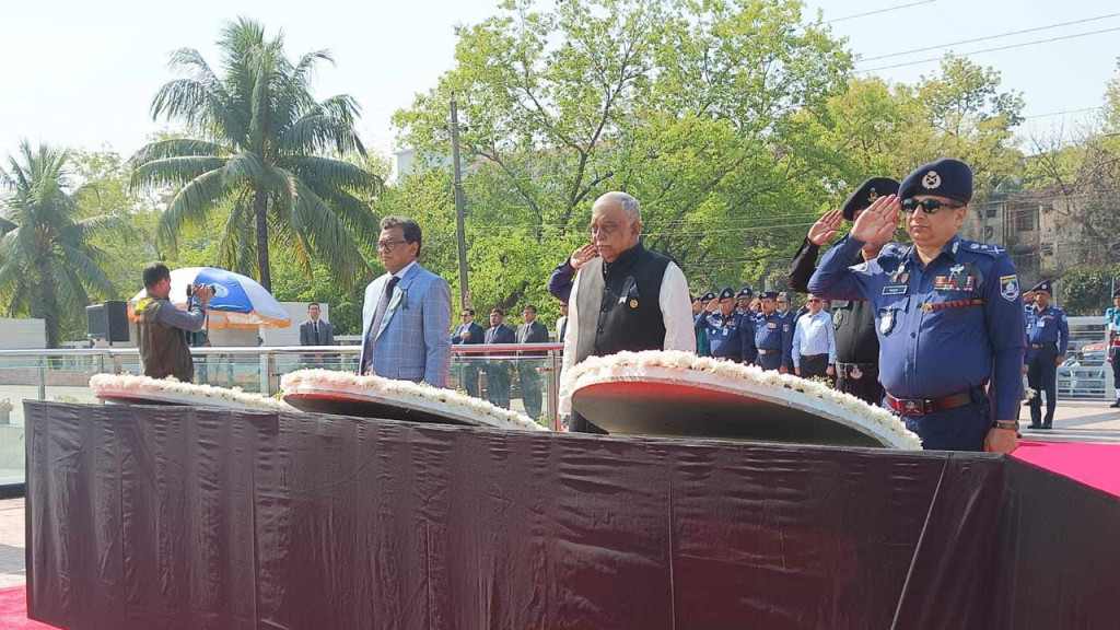 জীবন উৎসর্গকারী পুলিশ সদস্যদের ফুলেল শ্রদ্ধায় স্মরণ