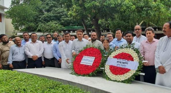 টুঙ্গিপাড়ায় বঙ্গবন্ধুর সমাধিতে স্থানীয় সরকার বিভাগের সচিব মহোদয়ের শ্রদ্ধা নিবেদন