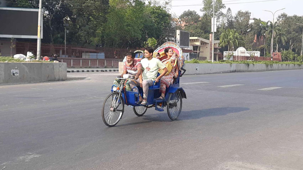 ফাঁকা সড়কে রিকশার দাপট, ভিড় বিনোদন কেন্দ্রে