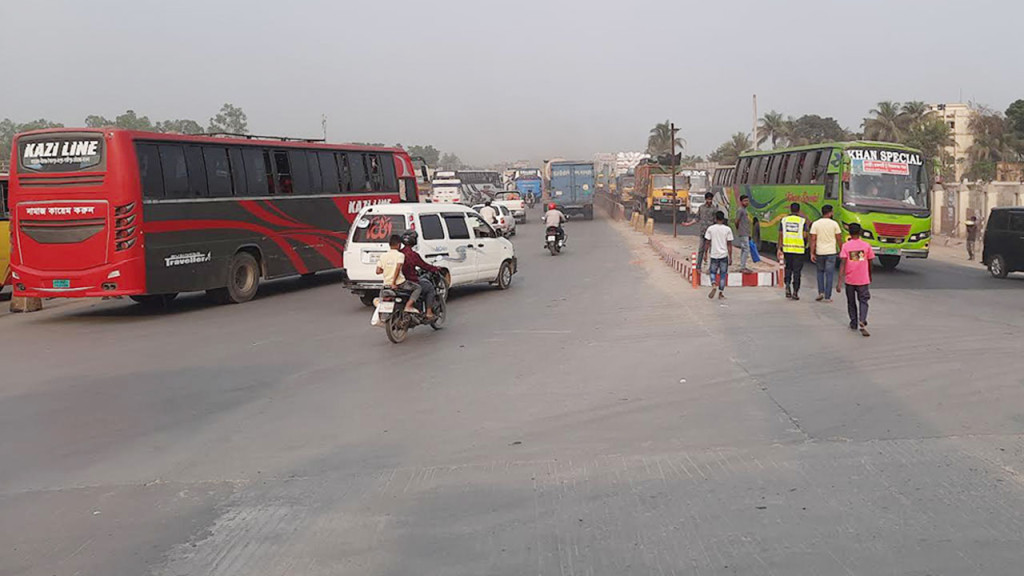 উত্তরে বাড়ছে গাড়ি, ভোগাতে পারে এলেঙ্গা মহাসড়ক