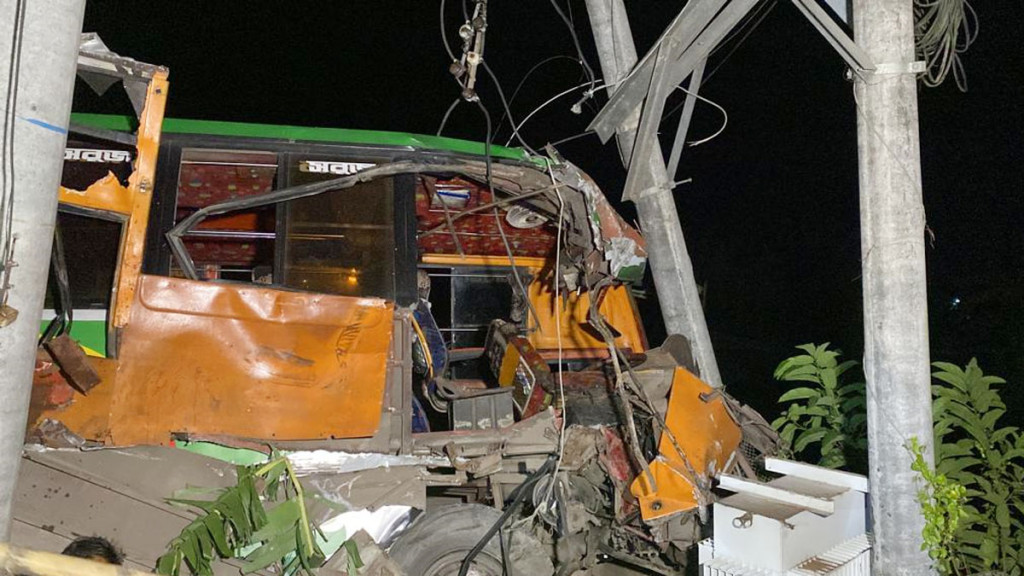 যাত্রীবাহী বাস নিয়ন্ত্রণ হারিয়ে ট্রাক্টরে ধাক্কা, আহত ২০