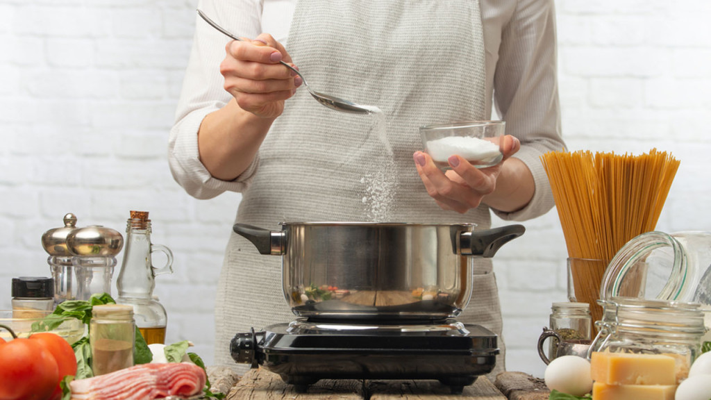 খাবার থেকে অতিরিক্ত লবণ কমানোর উপায়