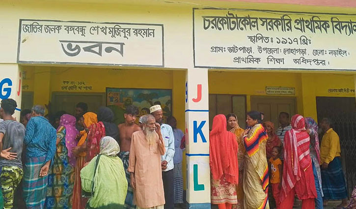 নড়াইলে স্কুলের টয়লেট থেকে যুবকের মরদেহ উদ্ধার