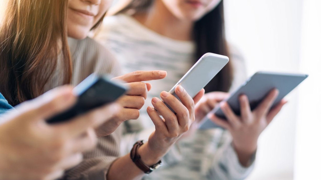 বিশ্বজুড়ে সোশ্যাল মিডিয়া ব্যবহারের সময় কমছে!