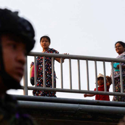 থাইল্যান্ডে পালাচ্ছেন মিয়ানমারের সীমান্তবর্তী শহরের বাসিন্দারা