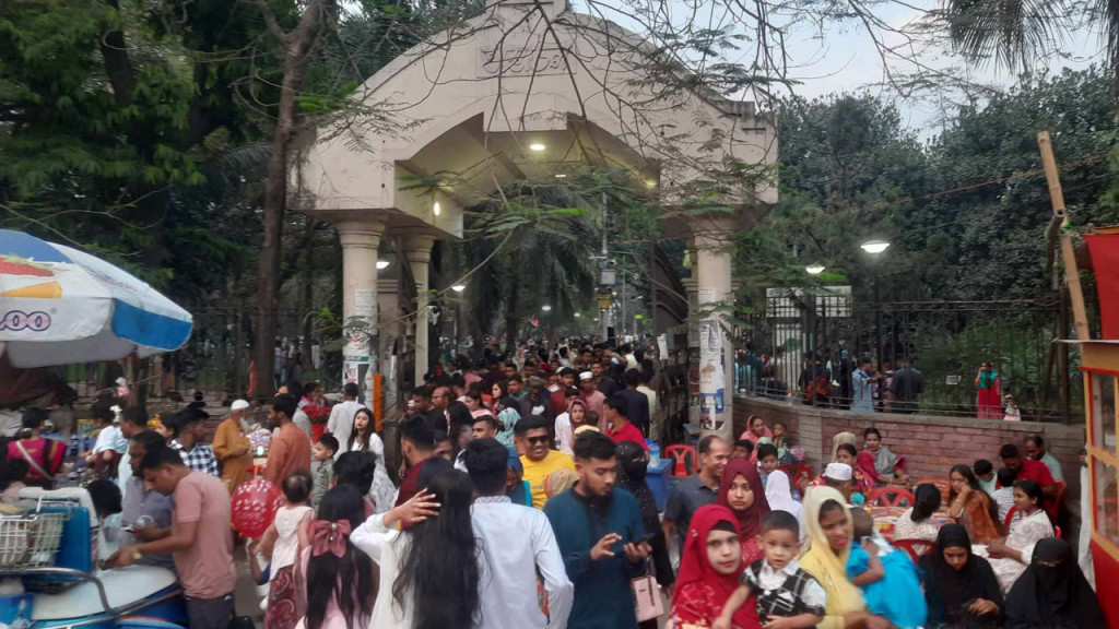 উন্মুক্ত স্থানে বিনোদন খুঁজছেন নগরবাসী