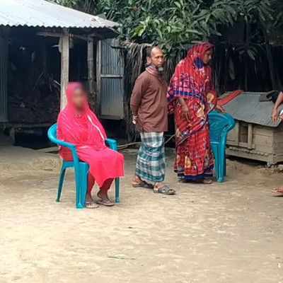 নড়াইলে স্বামীকে তালাক দিয়ে বিয়ের দাবিতে প্রেমিকের বাড়িতে অনশন