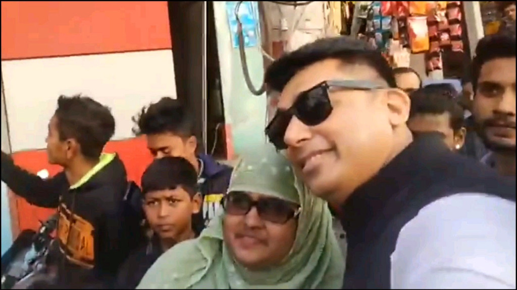 ভোট চেয়ে মেয়ে ভক্তের মায়ের সঙ্গে সেলফি তুললেন জায়েদ খান